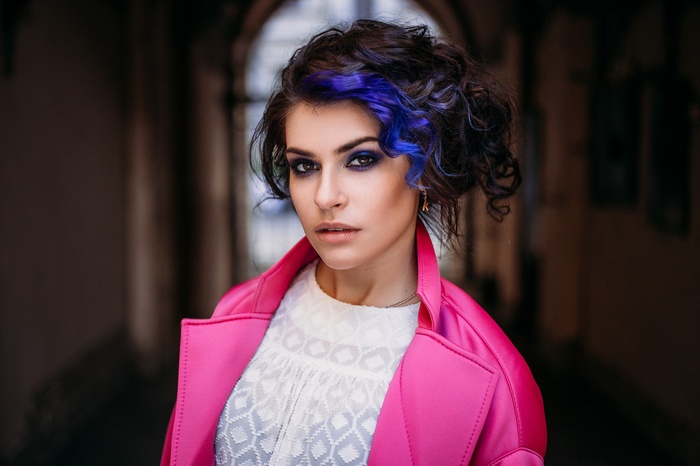 Woman with dyed hair and smoky eyes