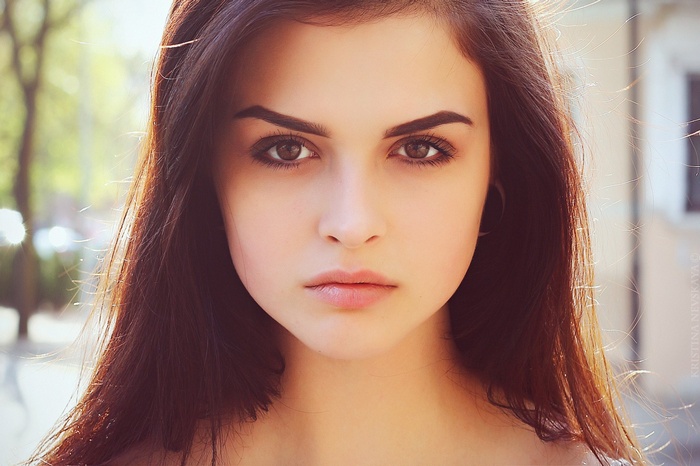 Portrait of a young woman with brown eyes