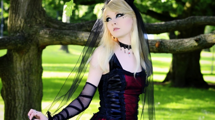 Maria Amanda in a gothic dress with a veil
