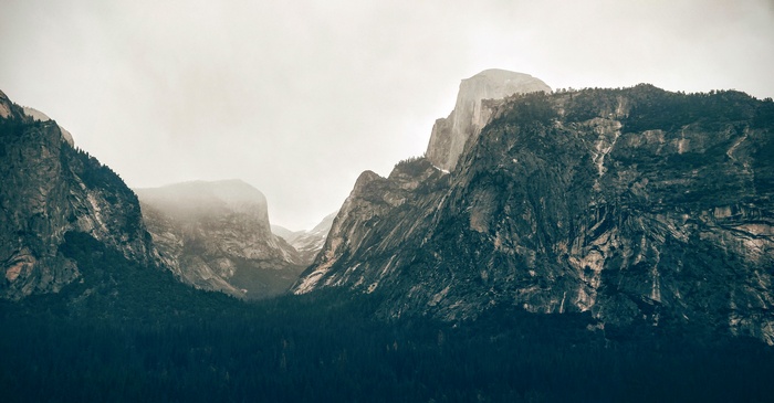 Yosemite National Park mountains on a foggy day