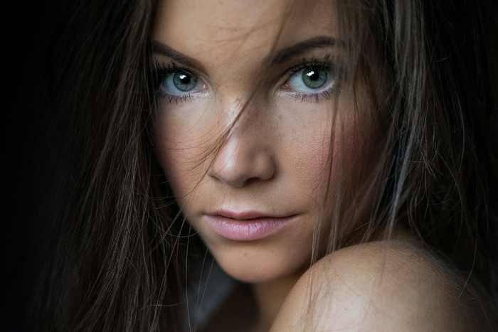 Woman with green eyes and brown hair