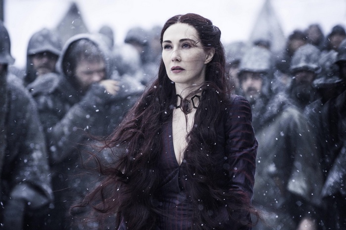 Melisandre in Game of Thrones surrounded by an army