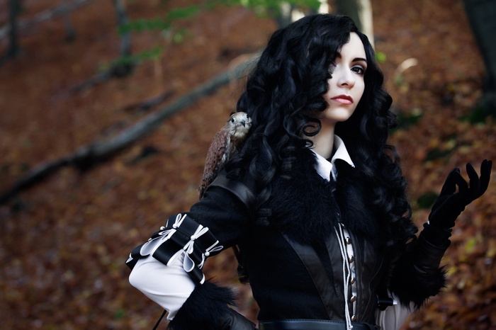 Yennefer of Vengerberg with a bird on her shoulder