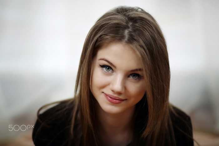 women, simple background, green eyes, smiling, portrait, face