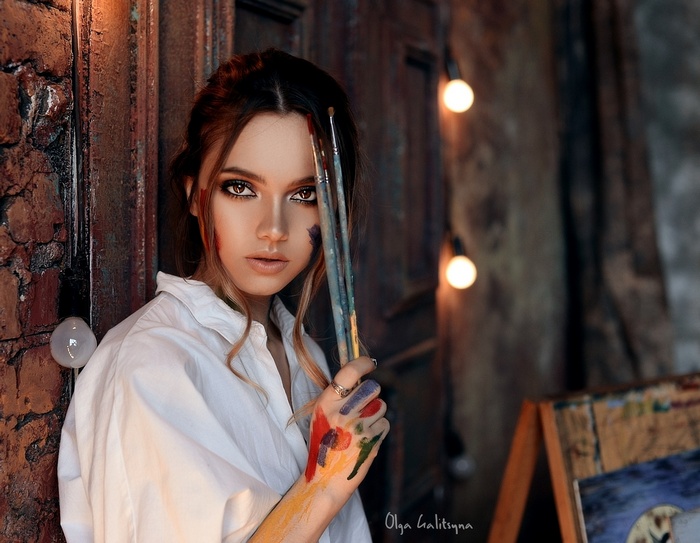 Portrait of Olga Galitsyna with paintbrushes