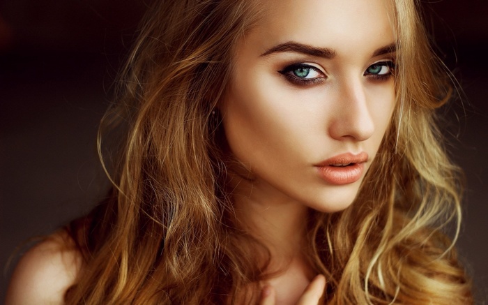 Woman with blonde hair and green eyes