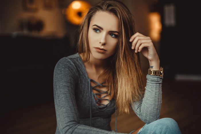 Veronika Bond with auburn hair and blue eyes