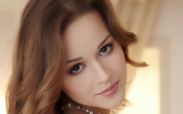 Woman with brown eyes and brunette hair
