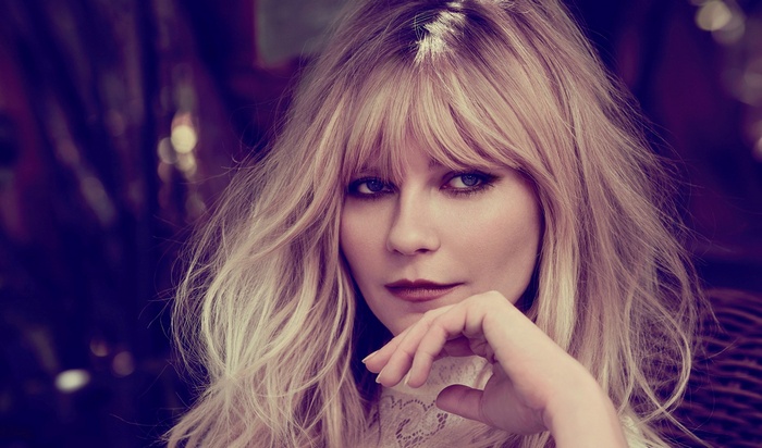 Kirsten Dunst blonde woman looking at viewer