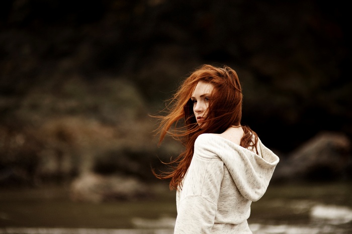 Redhead woman in a hoodie outdoors