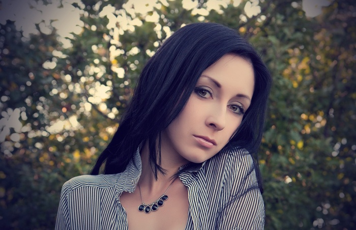 Brunette woman with green eyes outdoors