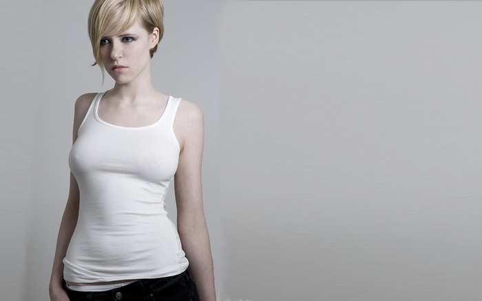 Annelotte wearing a white tank top and black jeans
