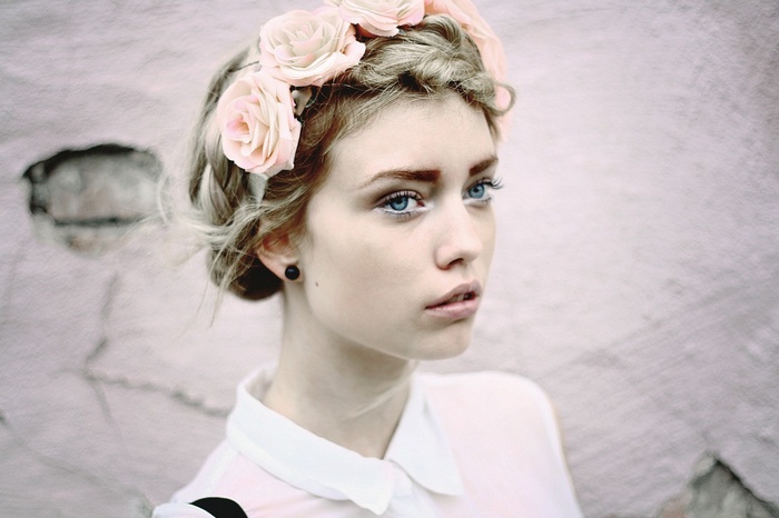 Woman with flower crown and blue eyes