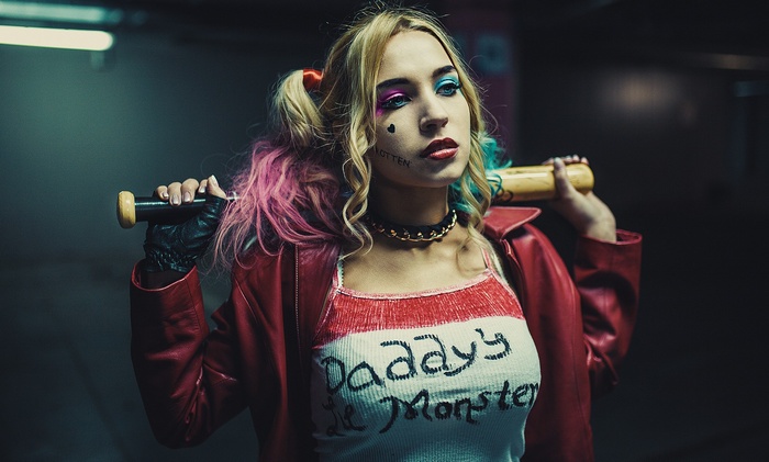 Harley Quinn cosplay with a baseball bat