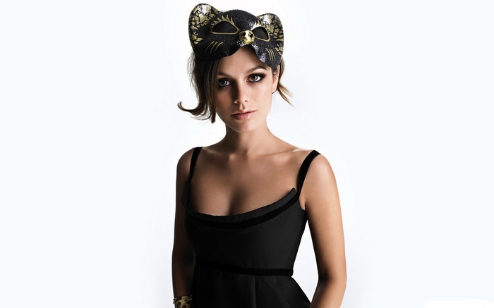 Rachel Bilson wearing a cat mask