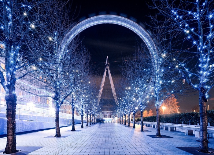 London Eye decorated with Christmas lights at night
