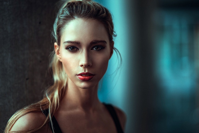 Woman with blonde hair and red lipstick