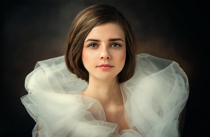 Portrait of a young woman with a white tulle collar