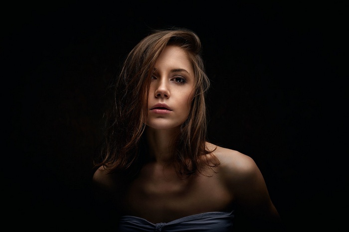 Ksenia Kokoreva portrait with dark background