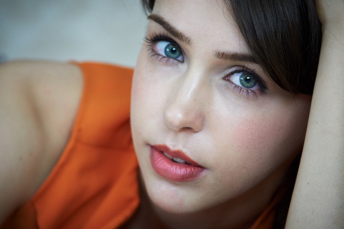 Stefanie Joosten with green eyes