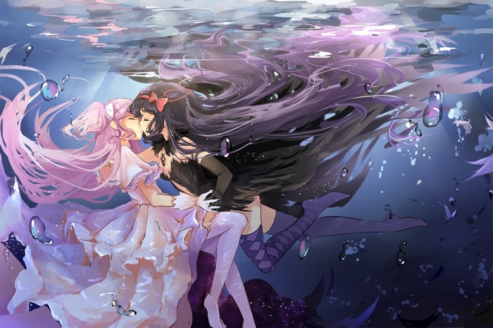 Madoka Kaname and Akuma Homura kissing underwater