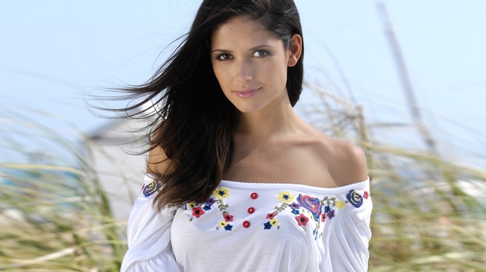 Carla Ossa with long dark hair outdoors