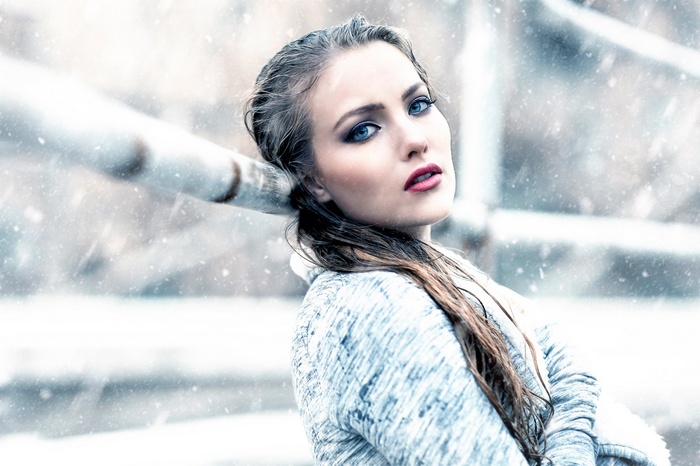 Woman with blue eyes in the snow