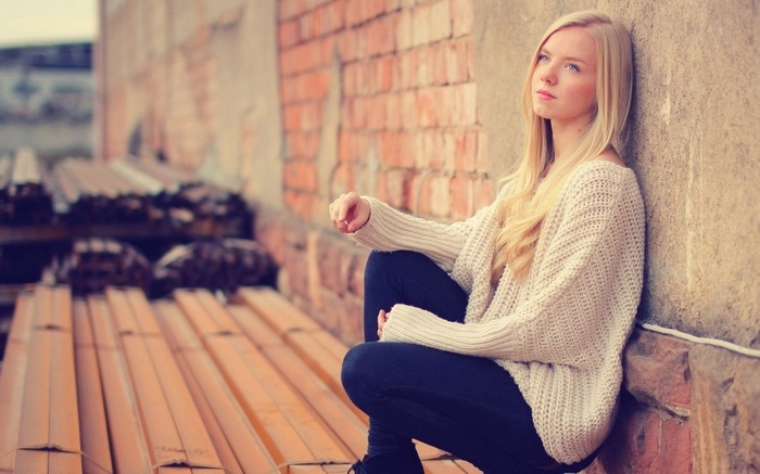 model, sweater, teen , looking away, women, blonde, sitting, hair  , jeans