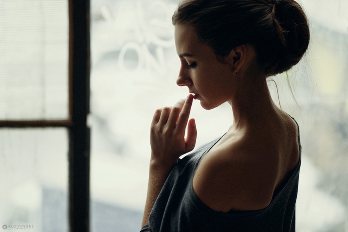 Maks Kuzin photo of a brunette model with bare shoulders