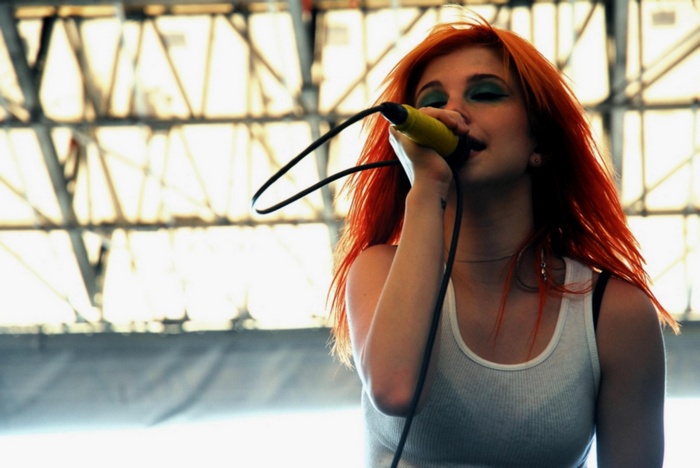 Hayley Williams of Paramore singing into a microphone