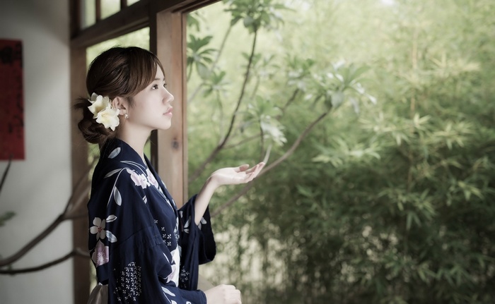 Asian woman in kimono with flower in hair