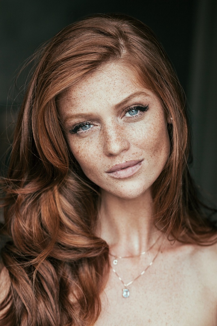 Cintia Dicker portrait with freckles and red hair