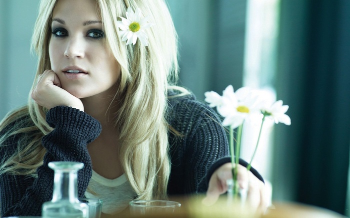 Carrie Underwood with a daisy in her hair
