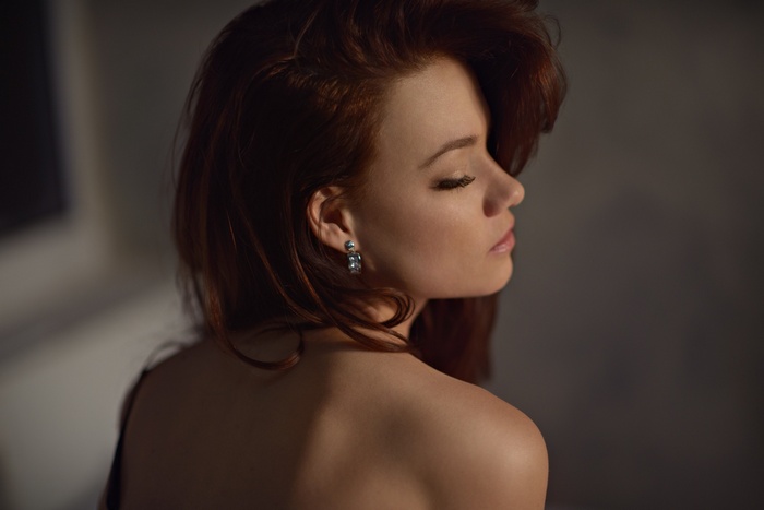 Model with red hair and bare shoulders