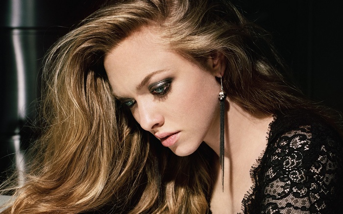 Amanda Seyfried with skull earrings