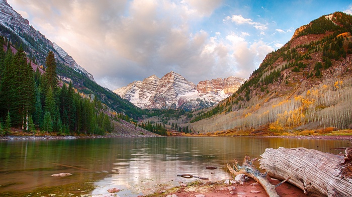 Maroon Bells lake and mountains in autumn