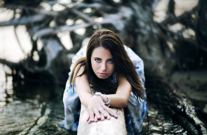 Woman with blue eyes and brunette hair outdoors
