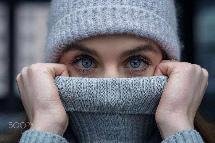 Woman wearing a grey beanie and turtleneck