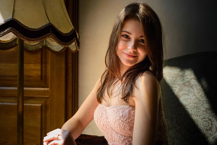 Dana Kareglazaya in a pink lace dress