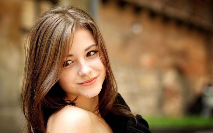 Dana Kareglazaya smiling outdoors