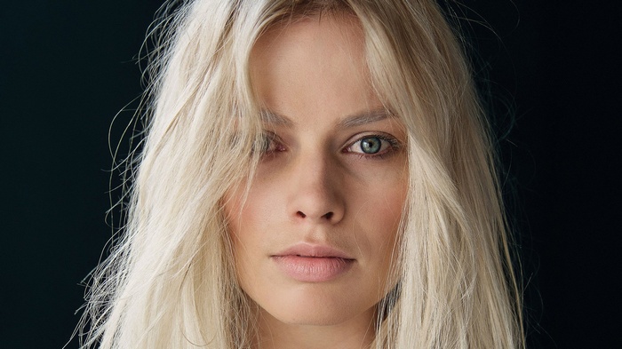 Margot Robbie with Blonde Hair