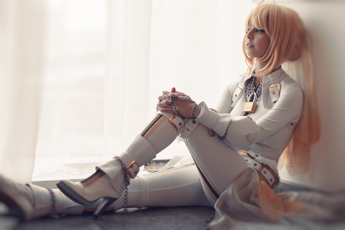 Saber Bride cosplay with chains and padlock