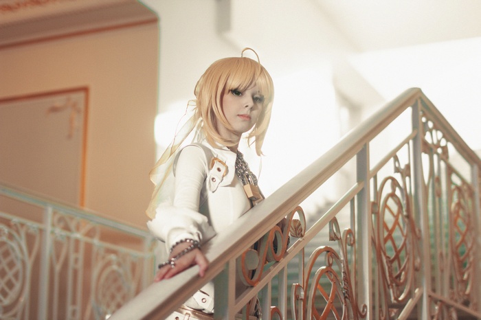 Saber Bride in white outfit on stairs