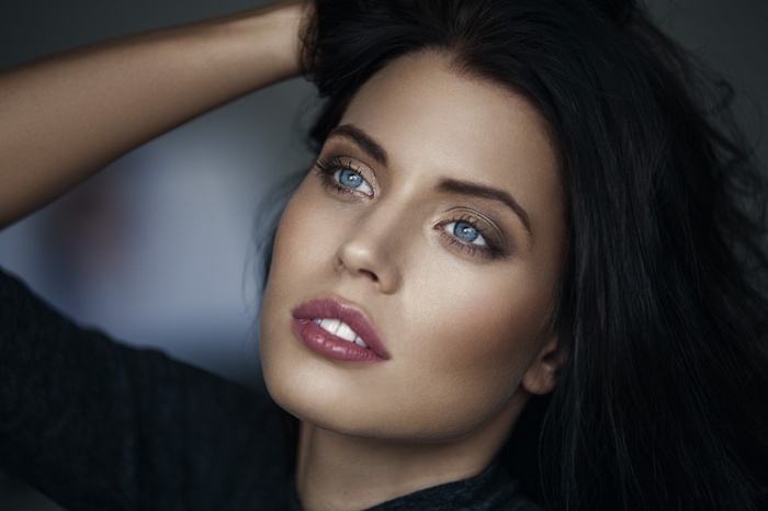 Portrait of Sarah Anessa Hitzschke with blue eyes