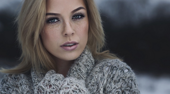 Bianca Könnecke portrait with blonde hair and freckles