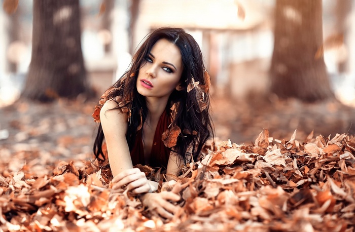 Woman lying in autumn leaves, Alessandro Di Cicco