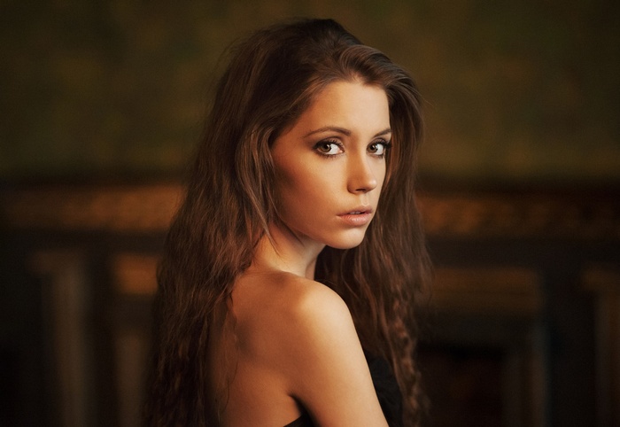 Portrait of Ksenia Kokoreva with bare shoulders