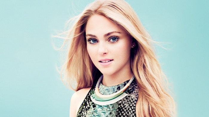 AnnaSophia Robb with blonde hair
