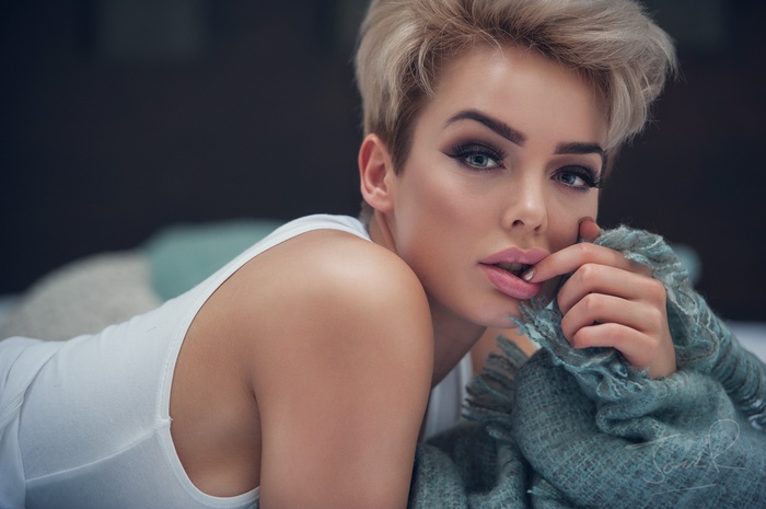 Model Rosie Robinson with short blonde hair