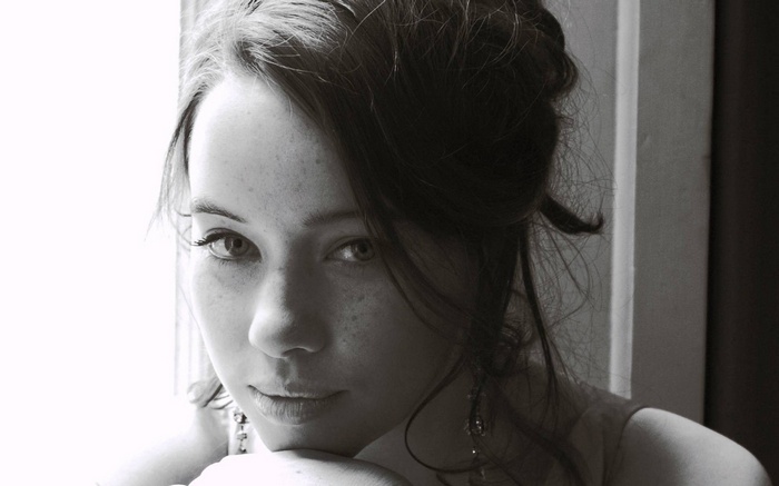Monochrome portrait of Anna Popplewell with freckles
